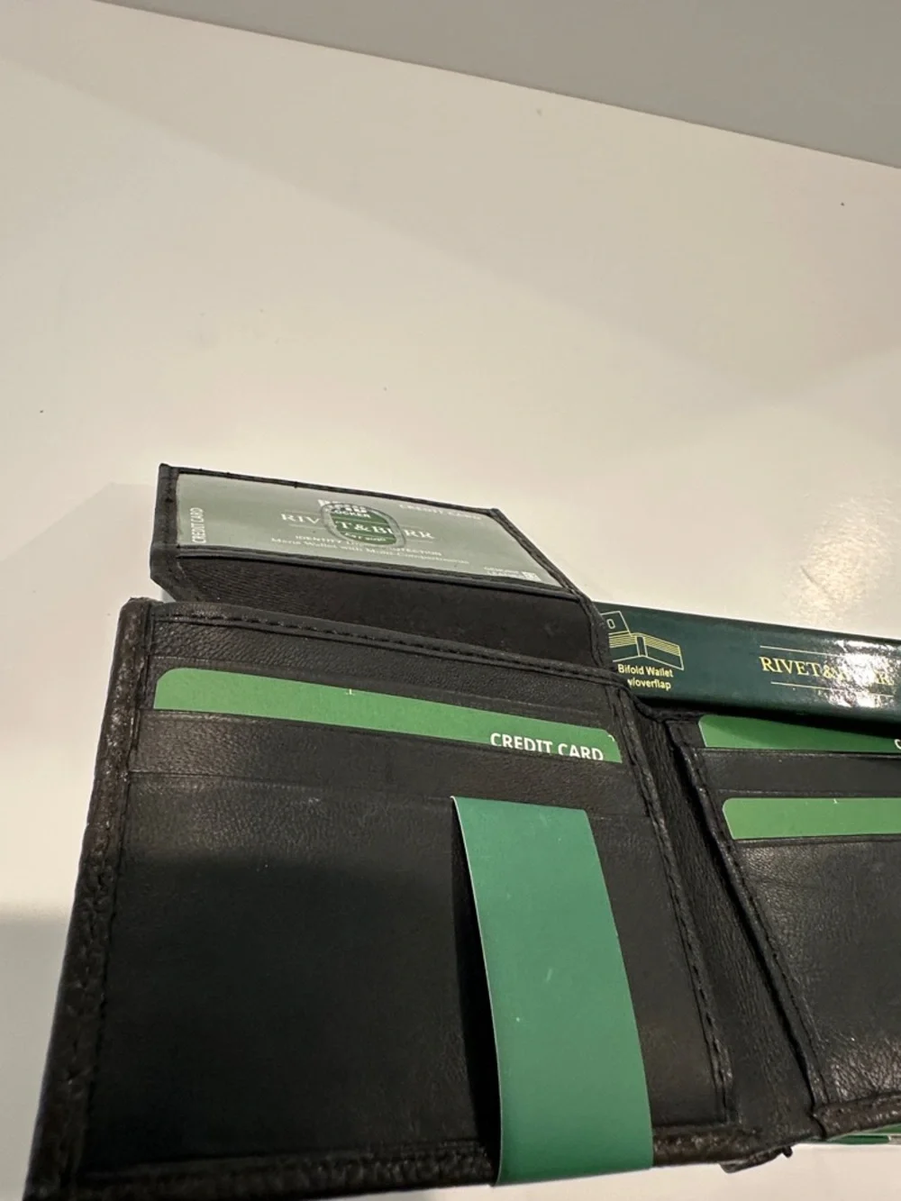 Rivet & Burr Black Genuine Leather Bi-Fold w/overlap RFID Blocket Wallet.